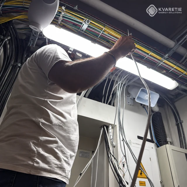 Trabajo de cableado en interior
