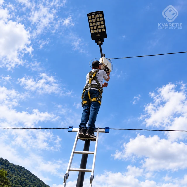 Trabajo en poste con luminaria