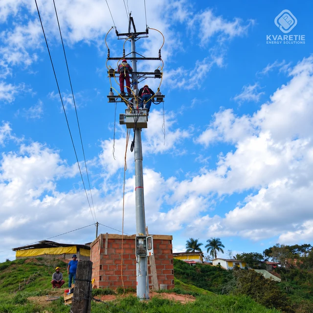 Poste y transformador en entorno rural