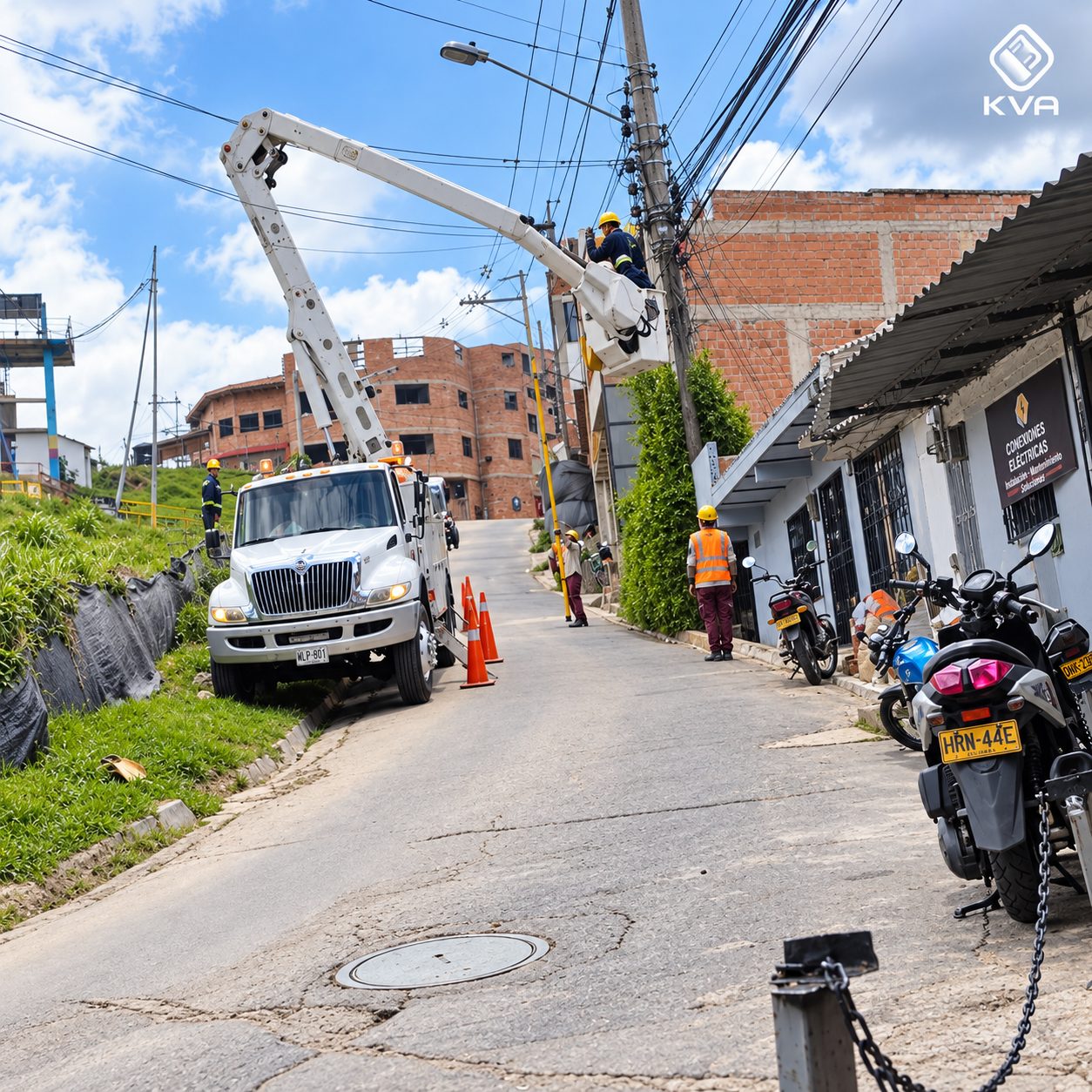 Camión con canasta elevadora de KVARETIE Energy Solutions interviniendo la red aérea en una calle urbana