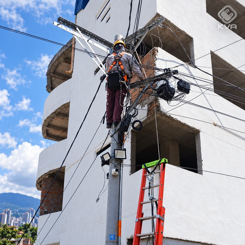 Técnico trabajando en altura sobre un poste de red